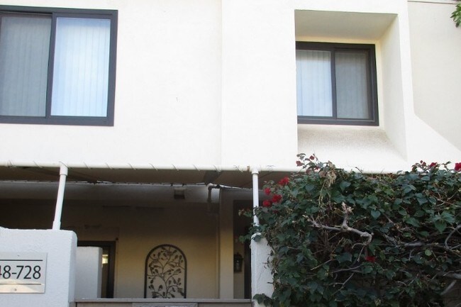 Building Photo - 48728 Desert Flower Dr