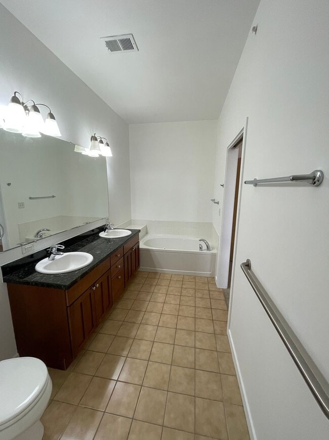 Building Photo - 2/BED 2/BATH WITH UTILITIES INCLUDED! VIEW...