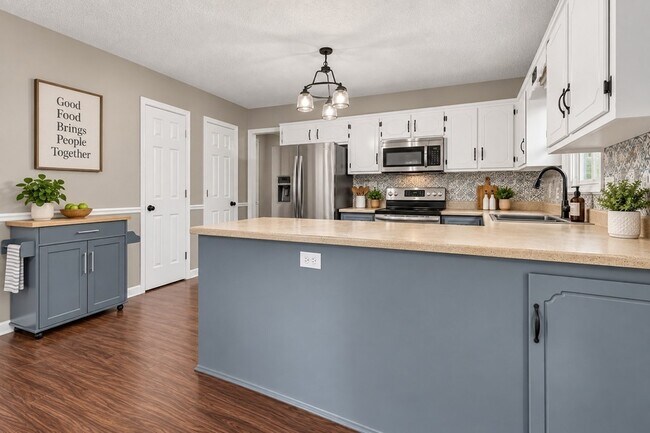 Building Photo - 203 Parrot Dr