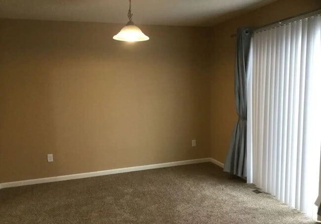 Building Photo - House For Lease
