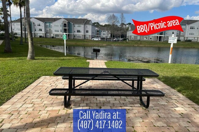Building Photo - Beautiful third floor unit with 2 bedrooms...