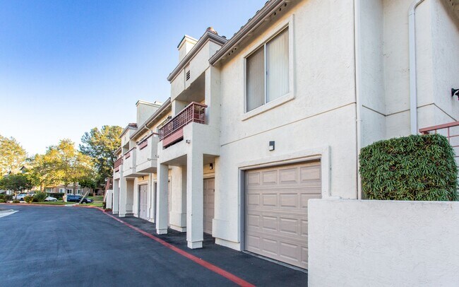 Building Photo - Upper Level 3 Bedroom, 2 Bath Condo!