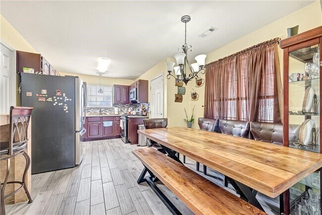 Building Photo - 122 S Bailey St