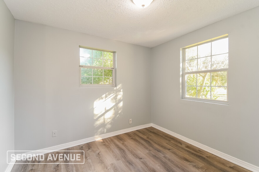 Building Photo - 7333 Roslyn Rd