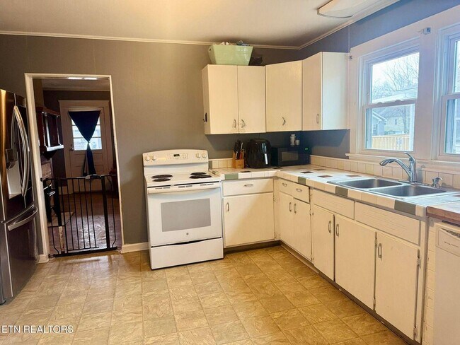 Building Photo - 316 Oglewood Ave