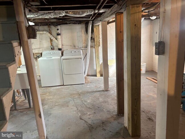 Building Photo - 2511 Charles St