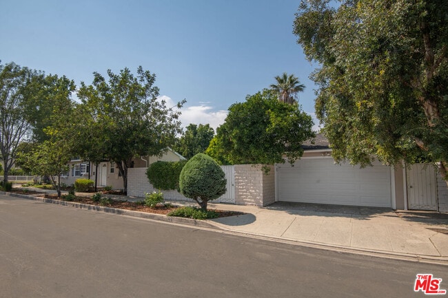 Building Photo - 4900 Ethel Ave