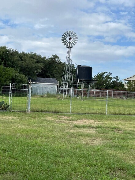 The Fully Functional Windmill - 220 Northcross Rd