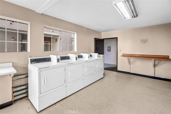 Building Photo - 5535 Canoga Ave