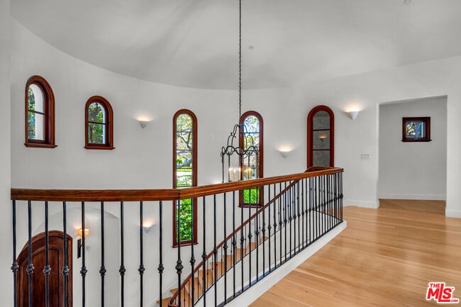 Building Photo - 2134 La Mesa Dr