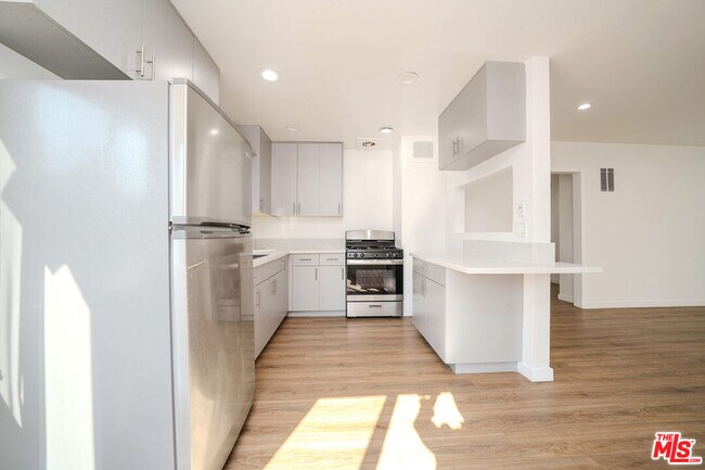 Building Photo - 332 S Wilton Pl