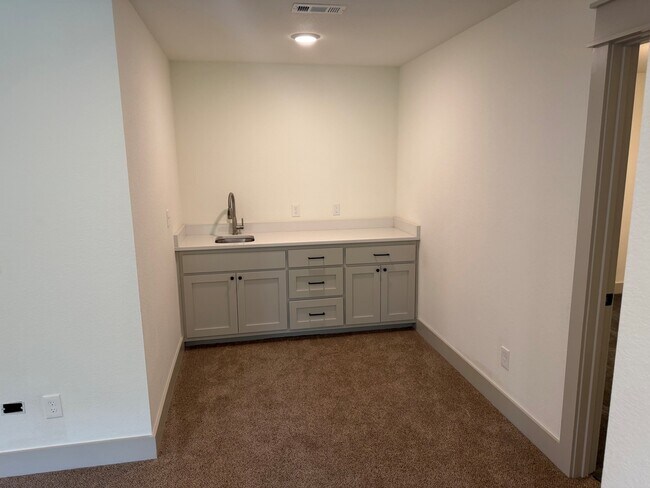 Building Photo - 7 Tiverton Ln