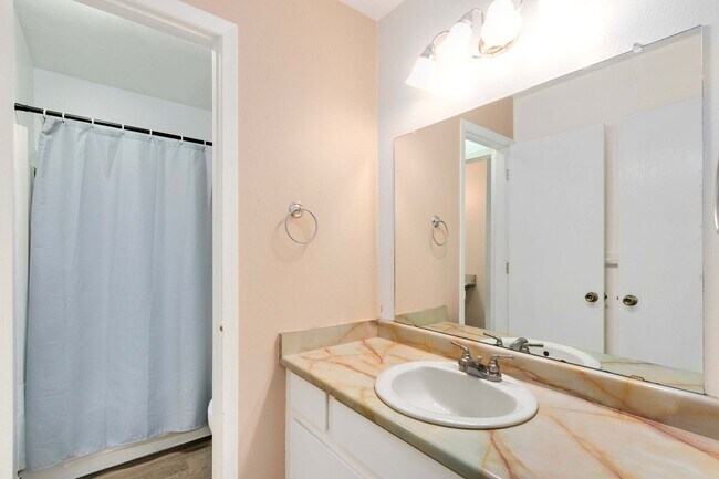 Building Photo - Great Condo near CSU (HALF OFF FIRST MONTH RENT!!)