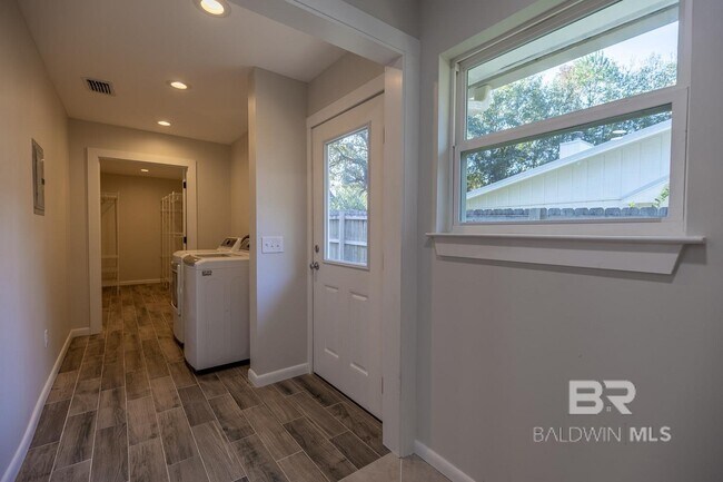 Building Photo - 558 Bellangee Ave