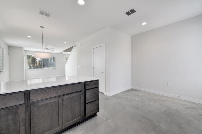 Building Photo - 801 N Bluff Dr
