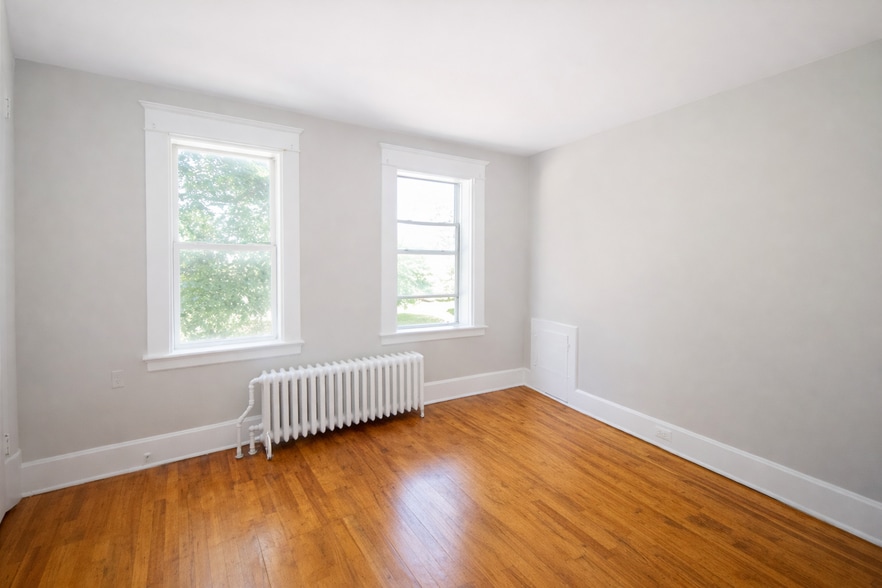 Building Photo - 322 Pierce St N