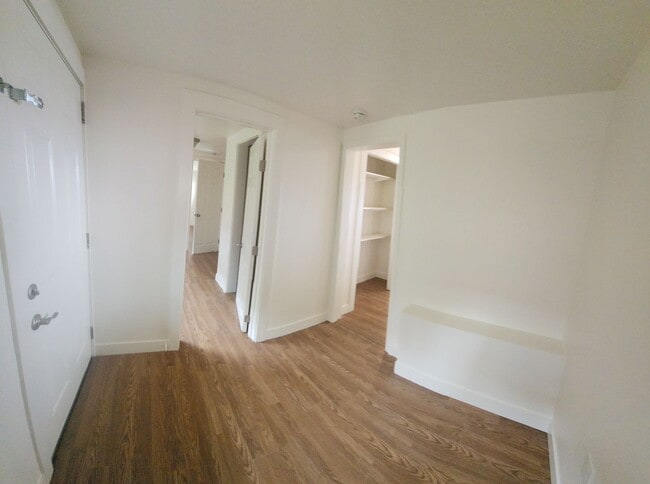 Building Photo - Views of Morro Bay in this cozy hillside cottage!