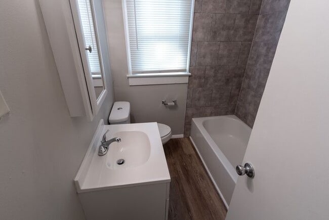 Building Photo - 1419 W 22nd St