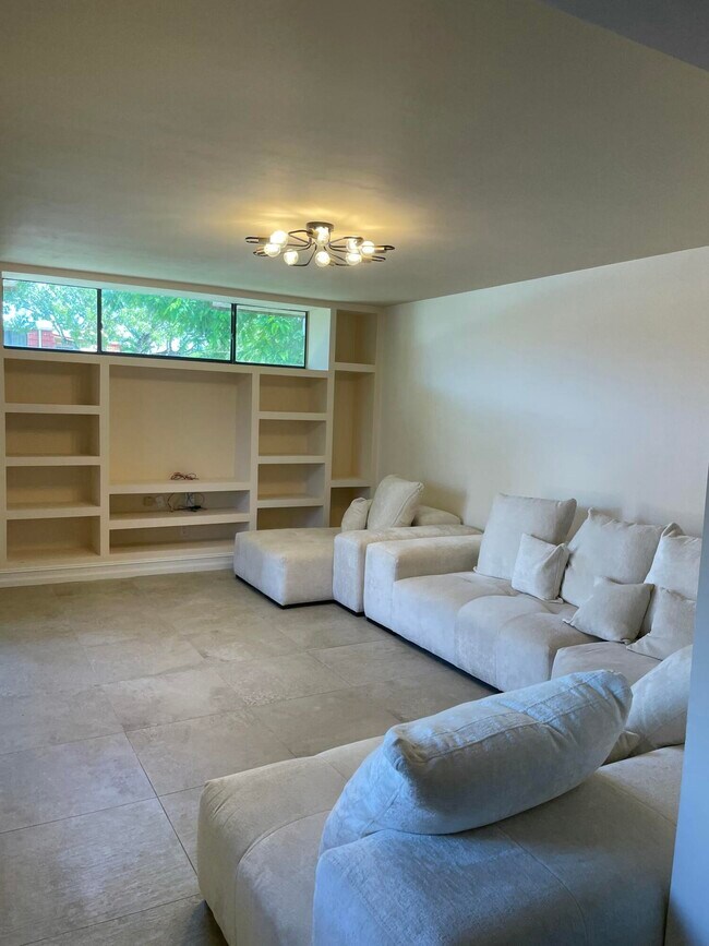 Building Photo - 22976 Oxford Pl