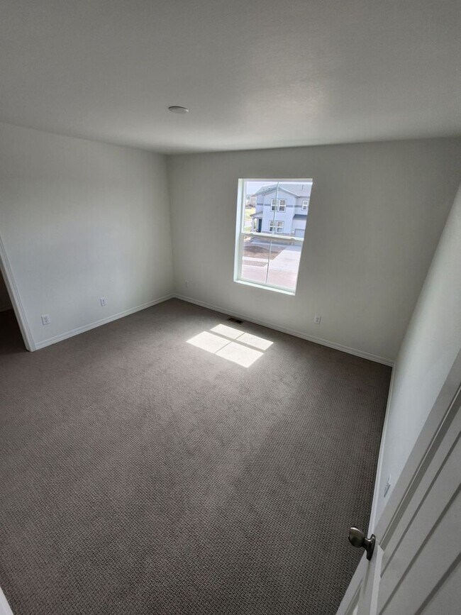 Building Photo - **MOVE IN SPECIAL** $1000 OFF 1st MONTH'S ...