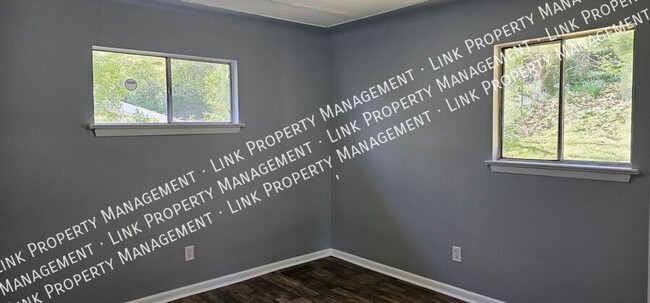 Building Photo - Fresh Painted 3 BR 1.5 BA in Red Bank for ...