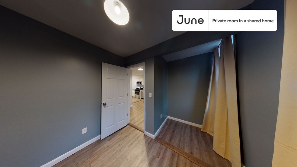 Building Photo - Private bedroom in 3 bed/1 bath Home