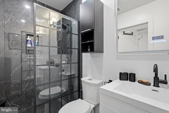 Building Photo - 331 W St NE