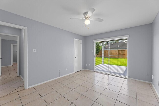 Building Photo - 11111 Midhurst Dr