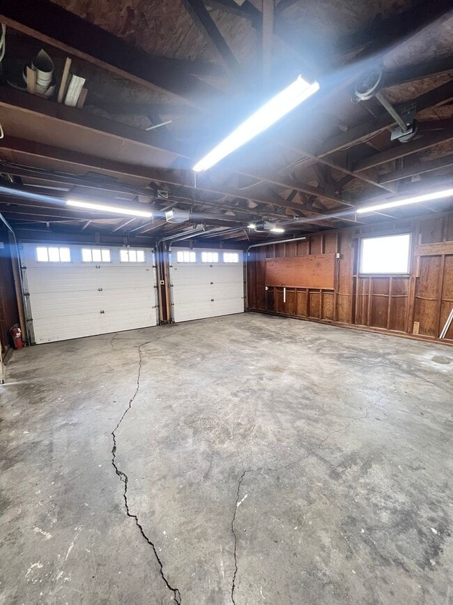 Building Photo - 3 Bedroom home in desirable neighborhood!