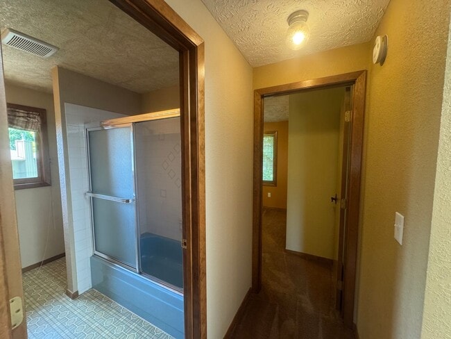 Building Photo - Charming 3 Bed, 3 Bath Home in Spokane Val...