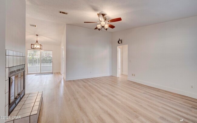 Building Photo - 307 Fan Palm Pl