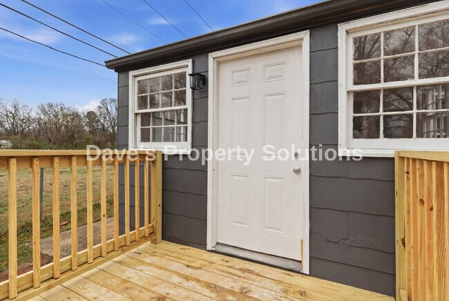 Building Photo - Beautifully updated and ready for its new tenants!