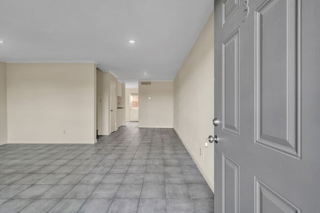 Building Photo - 6111 Beverly Hill St