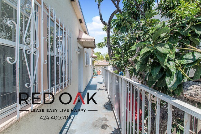 Building Photo - 909 1/4 S Kenmore Ave