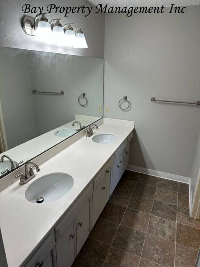 Building Photo - Rent Reduced! Gated Willowood condo with 3 bedrooms, 2 1/2 baths