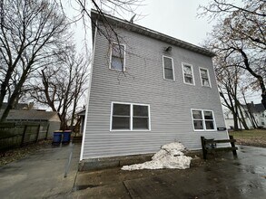 Building Photo - West Side 3BR Townhouse Style