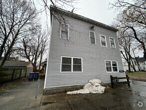 Building Photo - West Side 3BR Townhouse Style