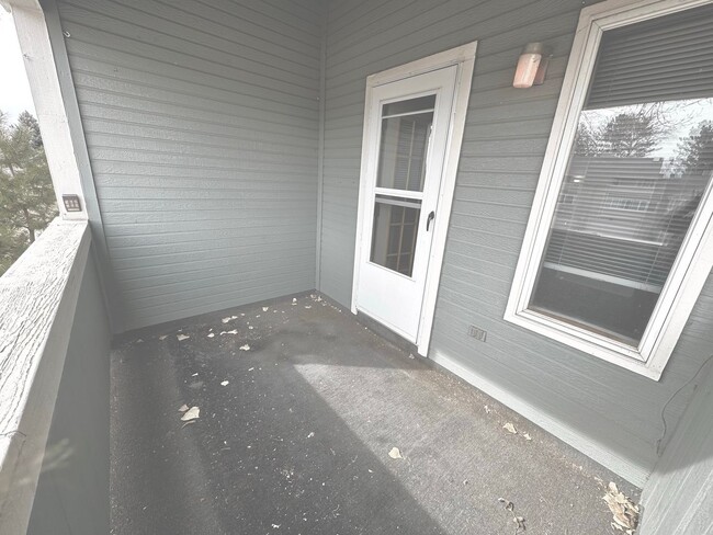 Building Photo - Newly Updated Townhome with Three Balconie...