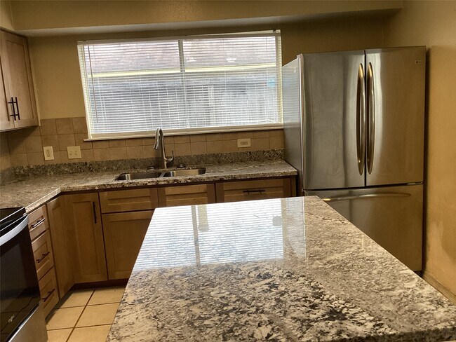 Building Photo - 15831 Bazelbriar Ln