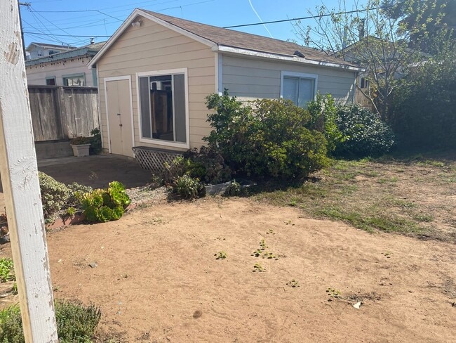 Building Photo - 944 Mesa St