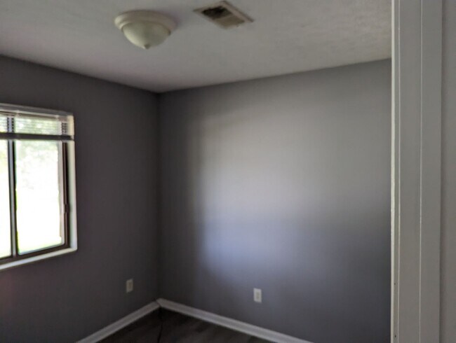 Building Photo - Charming 3- bedroom, 1 Bathroom Home In El...