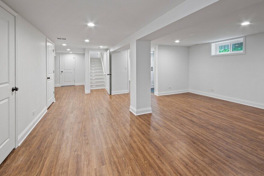 Building Photo - 6114 N Lenox Ave