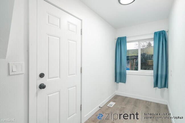 Building Photo - 2 br, 1 bath House - 828 Southeast Cedar S...