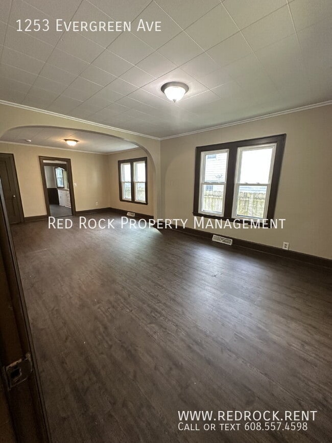 Building Photo - 1253 Evergreen Ave