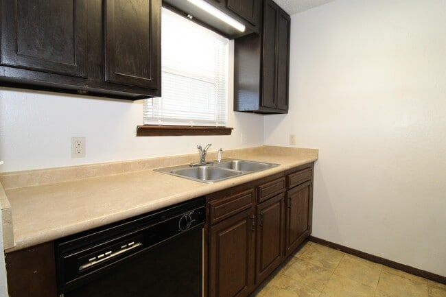 Building Photo - 1908 Sycamore Pl