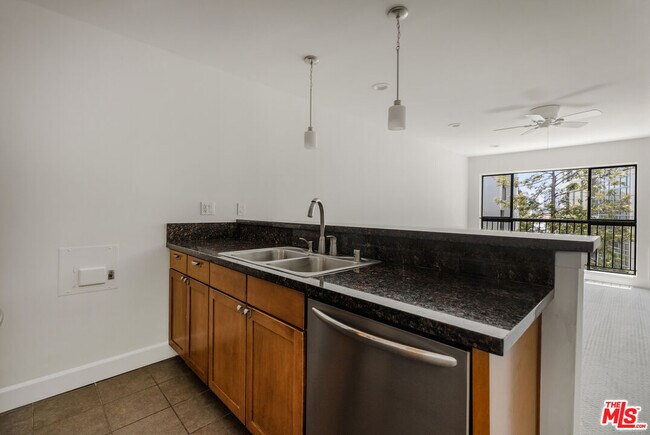 Building Photo - 10982 Roebling Ave