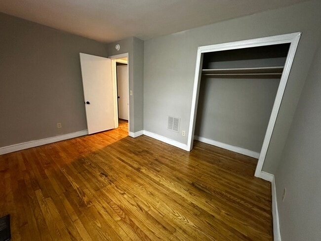 Building Photo - Updated Home with Parking in Radford