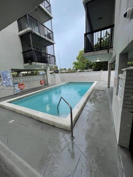 Building Photo - 13455 NE 10th Ave