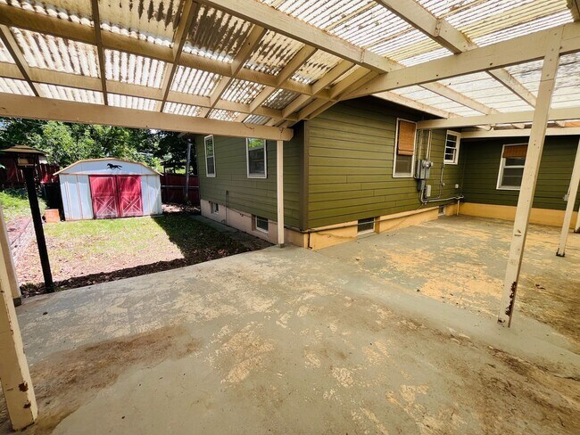 Building Photo - 515 Avenue C