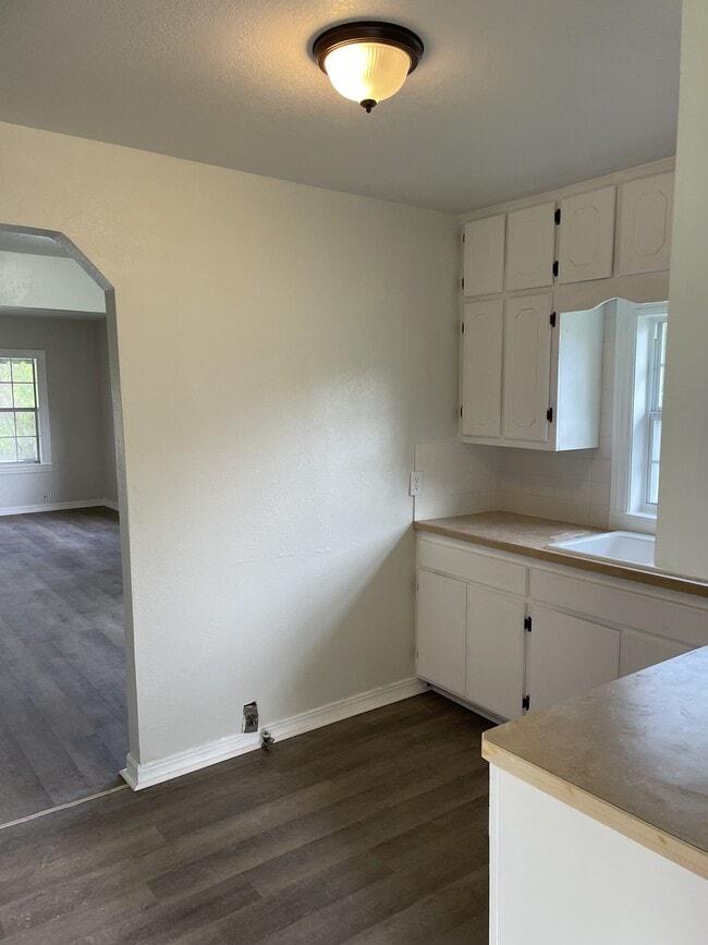 Building Photo - 1009 E 6th St